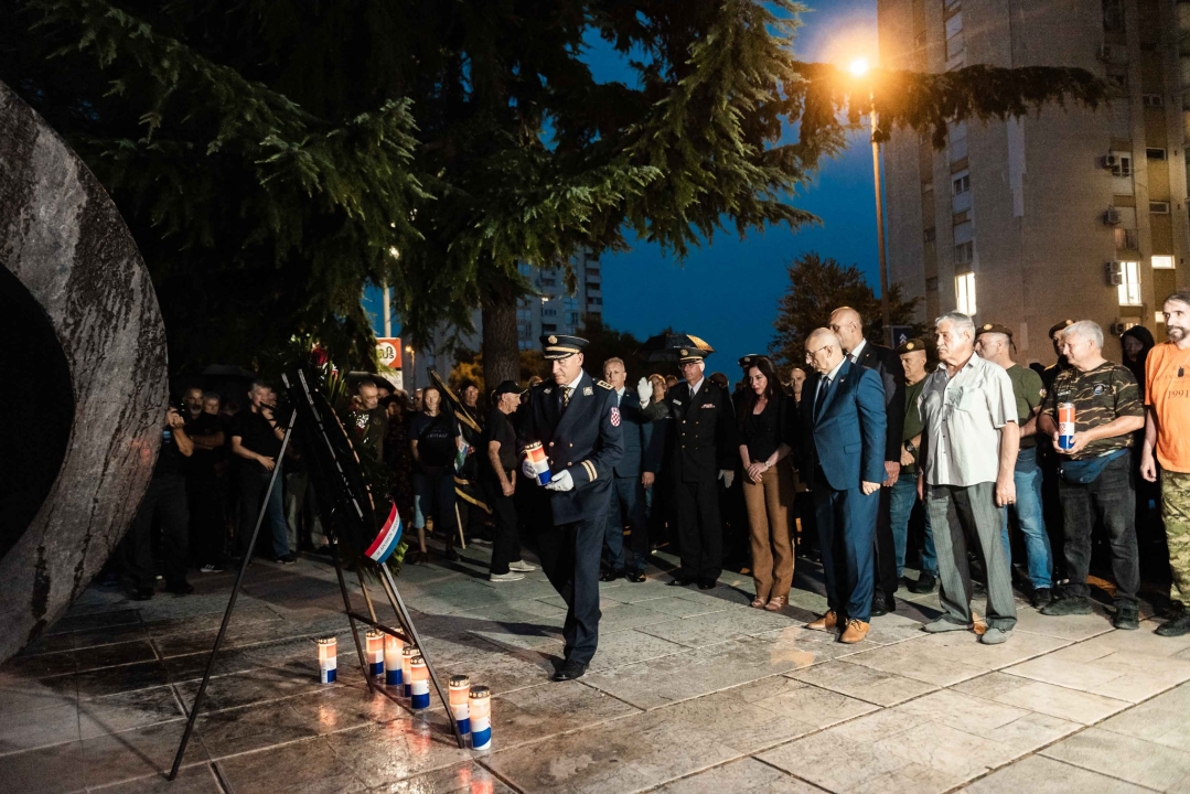 Unatoč prolomu oblaka, grmljavini i pljusku, Šibenčani pokazali koliko im znači Rujanski rat 