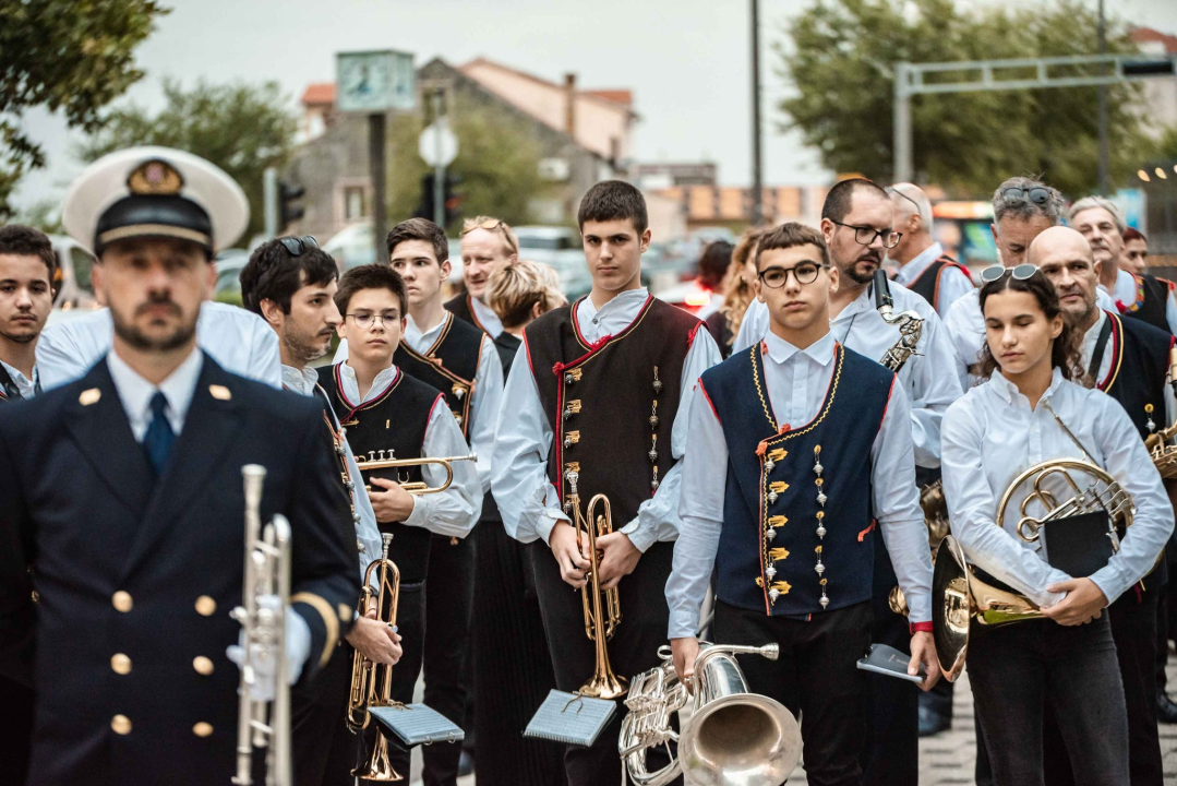 Unatoč prolomu oblaka, grmljavini i pljusku, Šibenčani pokazali koliko im znači Rujanski rat 