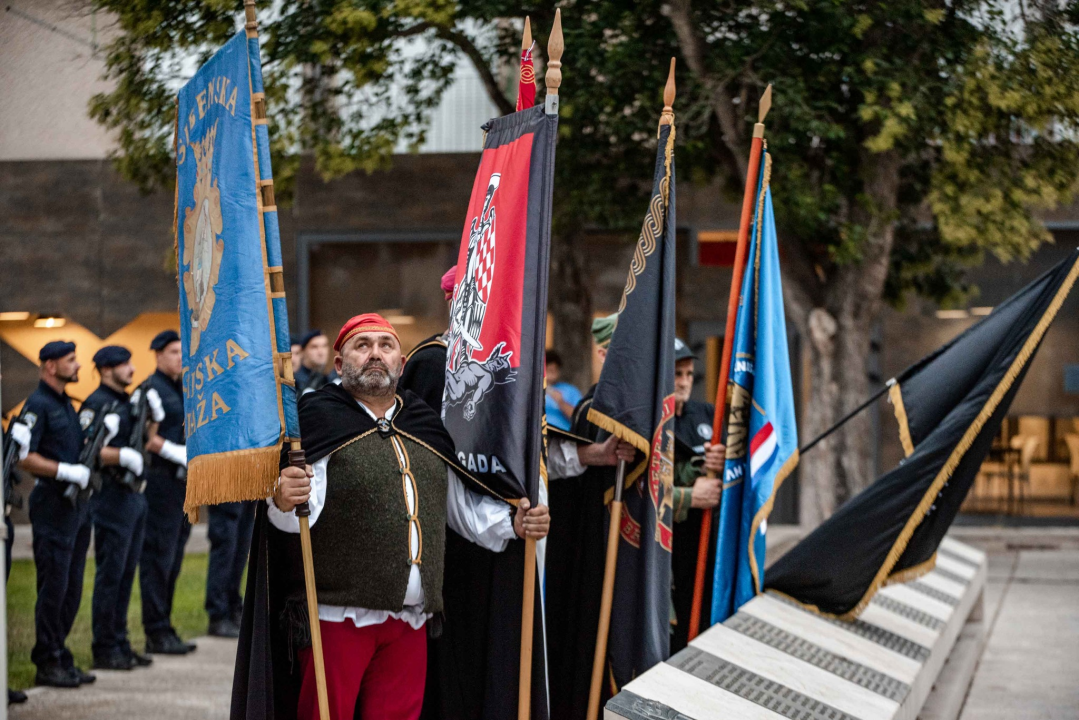 Unatoč prolomu oblaka, grmljavini i pljusku, Šibenčani pokazali koliko im znači Rujanski rat 