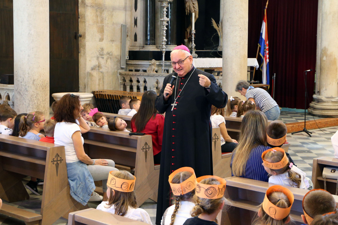 Mališani posjetili katedralu i susreli se s biskupom Rogićem