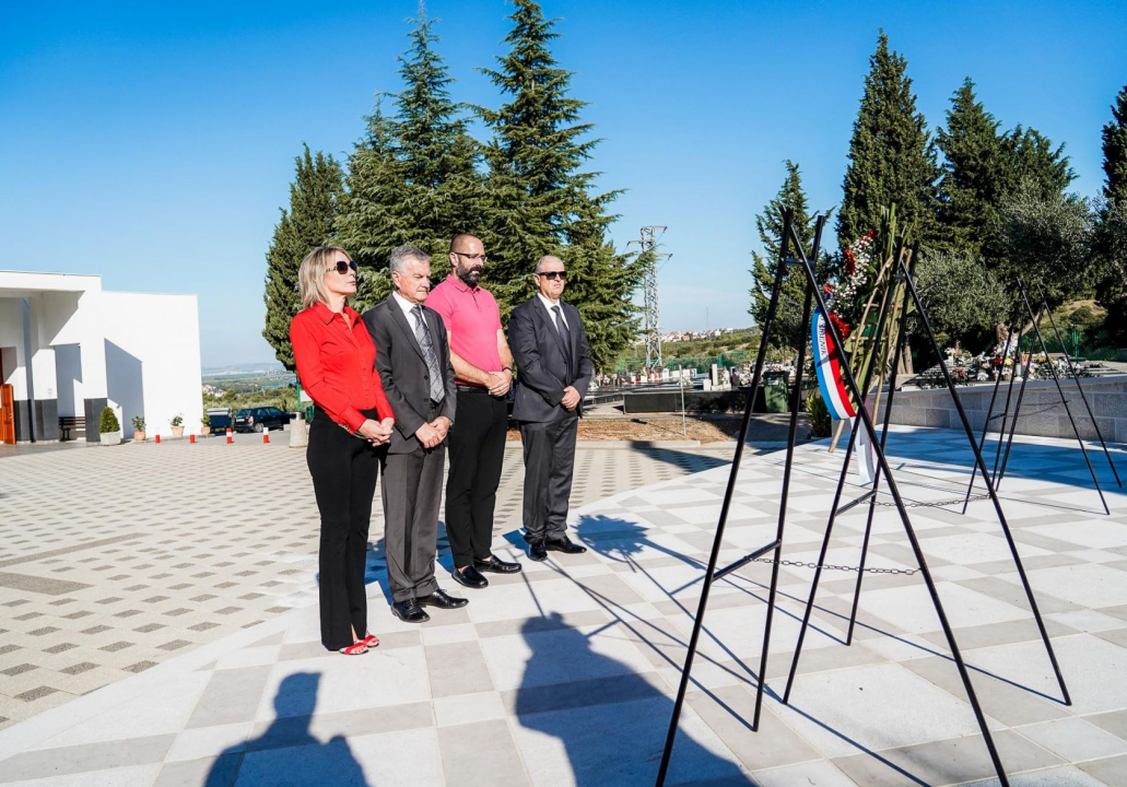 Kod Središnjeg križa na Kvanju položeni vijenci i zapaljene svijeće u povodu sv. Mihovila