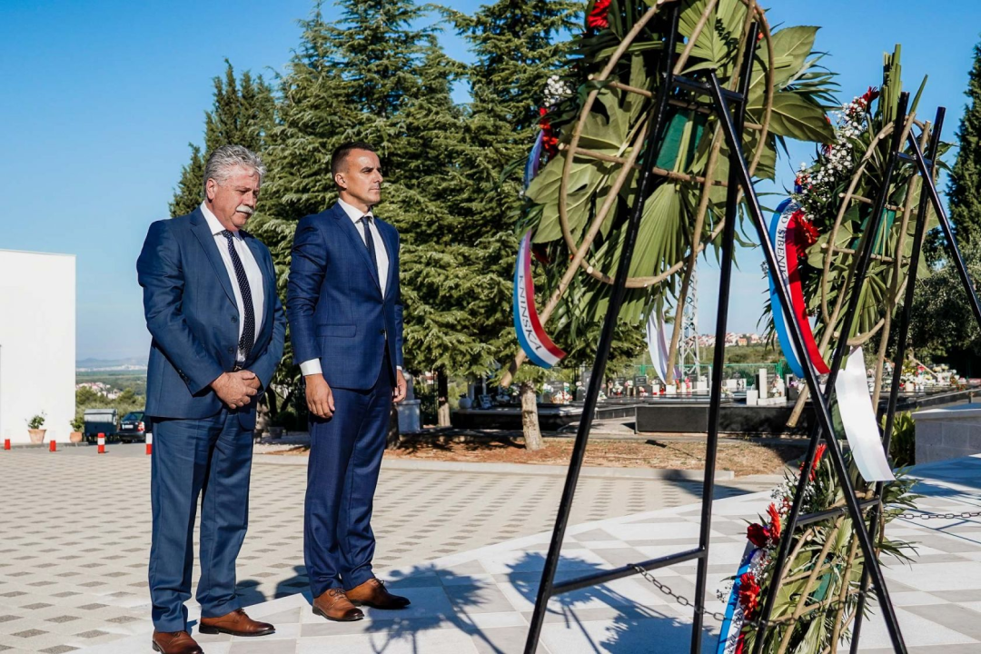 Kod Središnjeg križa na Kvanju položeni vijenci i zapaljene svijeće u povodu sv. Mihovila