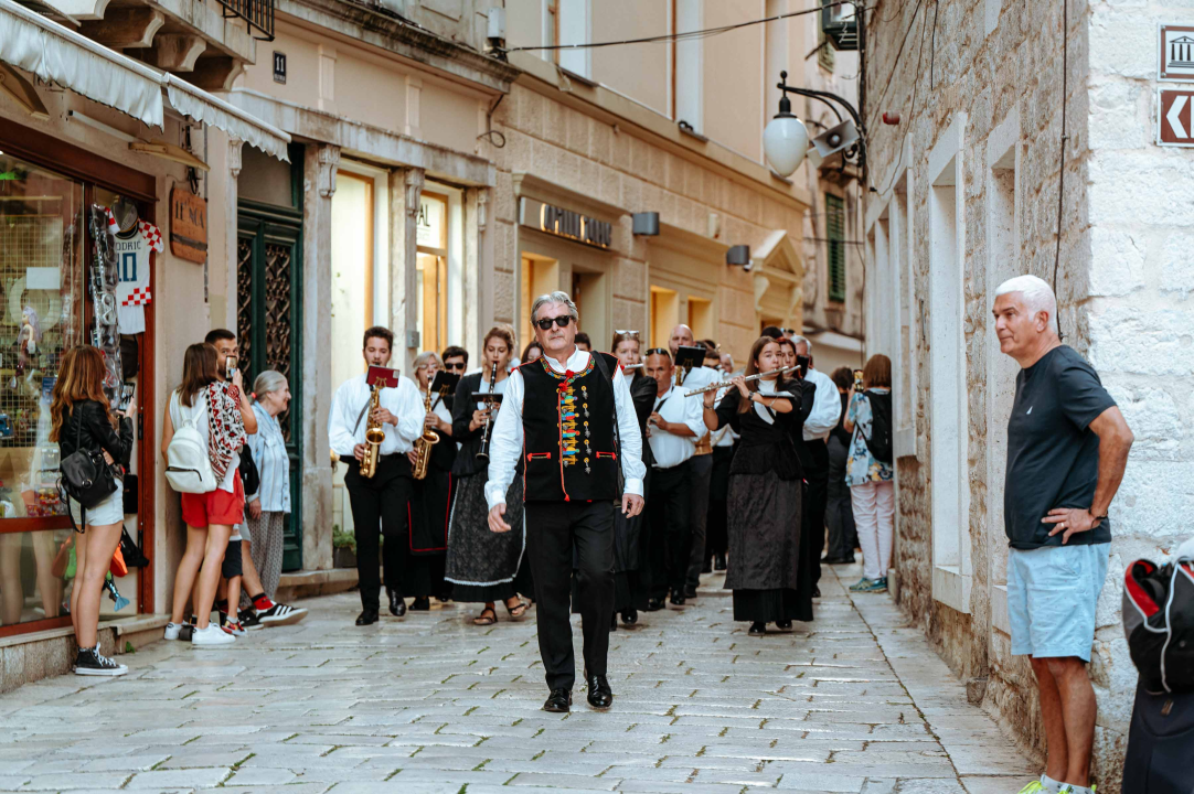 Promenada Šibenske narodne glazbe starom gradskom jezgrom oduševila prolaznike