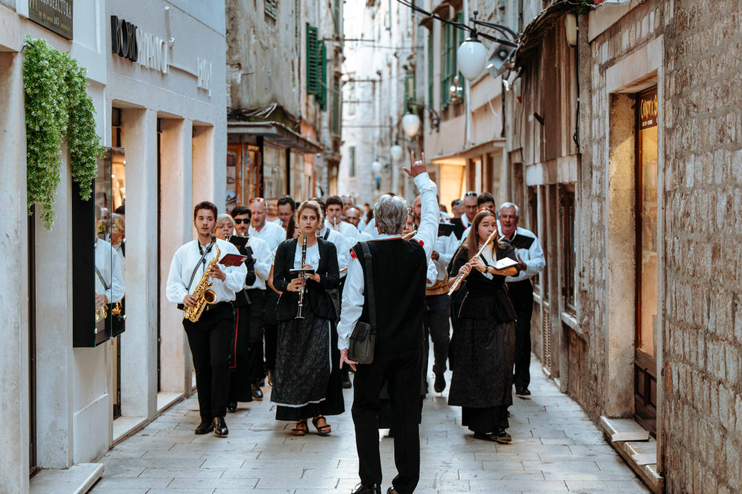 Promenada Šibenske narodne glazbe starom gradskom jezgrom oduševila prolaznike