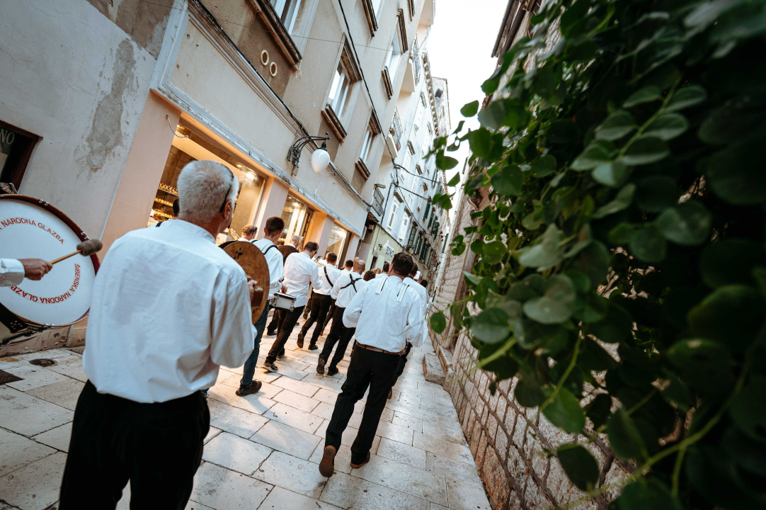 Promenada Šibenske narodne glazbe starom gradskom jezgrom oduševila prolaznike