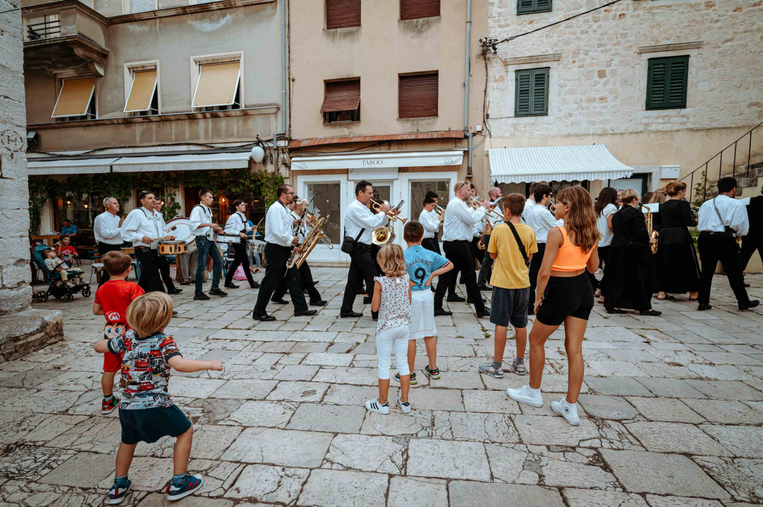Promenada Šibenske narodne glazbe starom gradskom jezgrom oduševila prolaznike