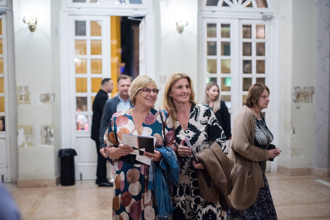 Dođi gola na večeru: Nova predstava šibenskog kazališta humorom šamara gledatelje!