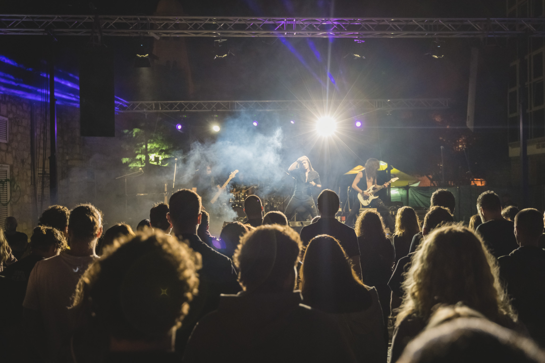 Dino Jelusić zatvorio ‘Bablje ljeto’ u Šibeniku, pogledajte atmosferu s koncerta