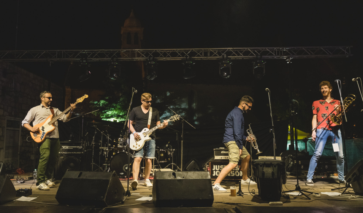 Dino Jelusić zatvorio ‘Bablje ljeto’ u Šibeniku, pogledajte atmosferu s koncerta