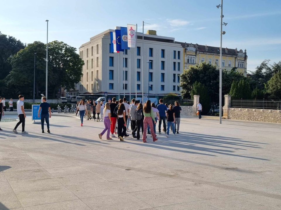 Šibenski gimnazijalci edukativnom šetnjom kroz grad obilježili Svjetski dan pješačenja 