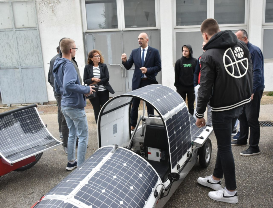 Jelić kod mladih inovatora iz Knina koji su solarnim automobilom osvojili prvo mjesto