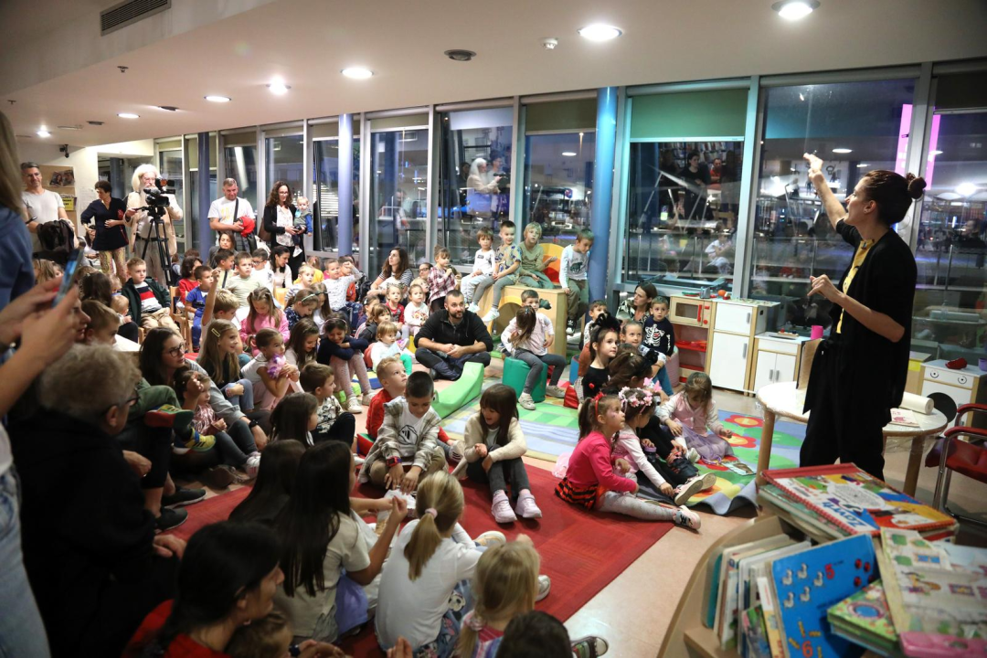 Puna knjižnica djece na ‘Bljakavoj pričaonici s Mrljekom, Prljekom i Jelenom Pervan’