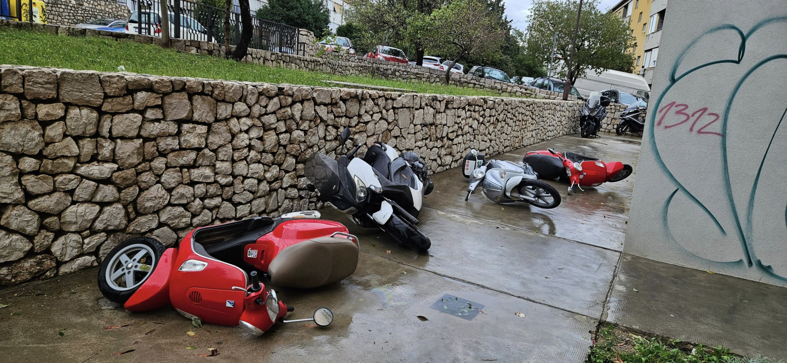 Olujni vjetar napravio kaos po gradu: Srušen rasvjetni stup na Starom pazaru, motori 'polegli' na Baldekinu...