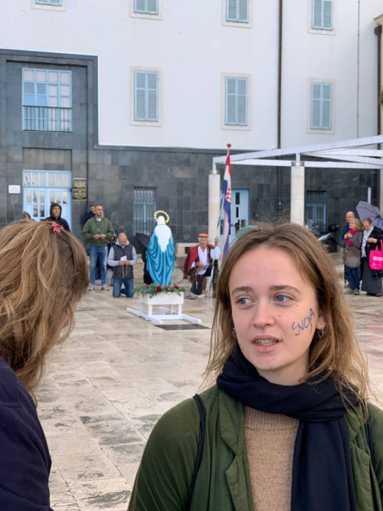 Performans pred moliteljima: 'Nećemo odustati od zaštite temeljnih ljudskih prava'