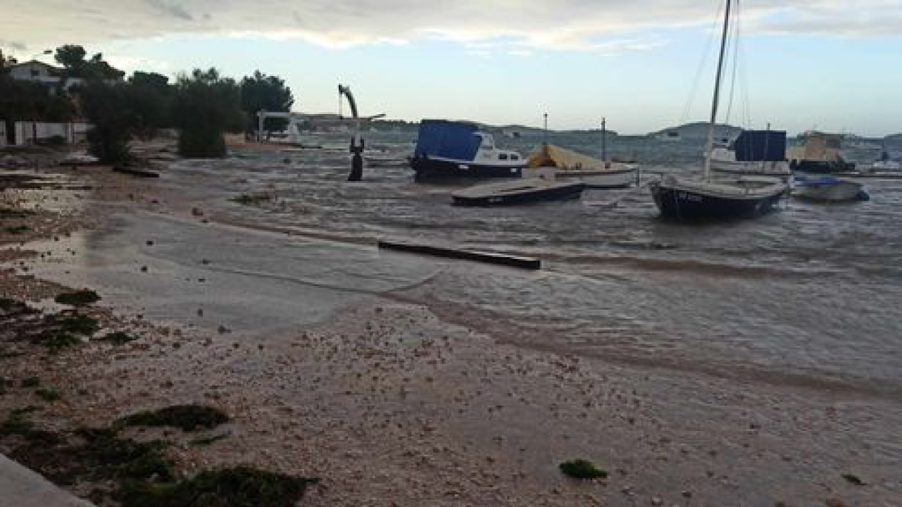 Posljedice olujnog nevremena: U Šibeniku su jugo i plima poplavili Jadriju i Brodaricu 