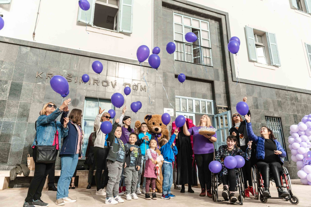 U Šibeniku obilježen Dan palčića: 'Našim anđelima među zvijezdama poslali smo balone na dar'