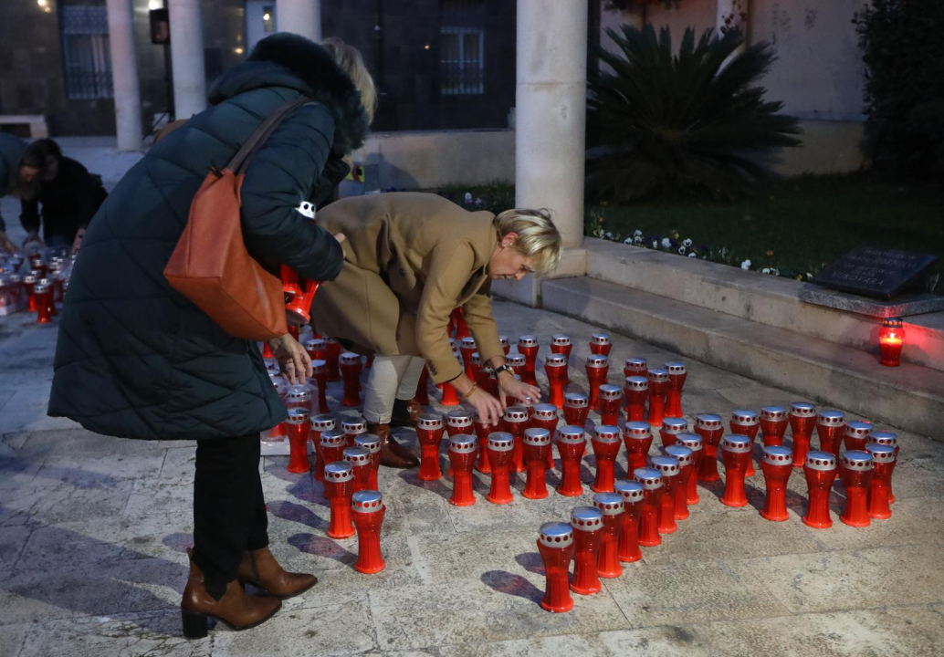Ispred gradske uprave zapaljene svijeće u spomen žrtvama Domovinskog rata te Vukovaru i Škabrnji