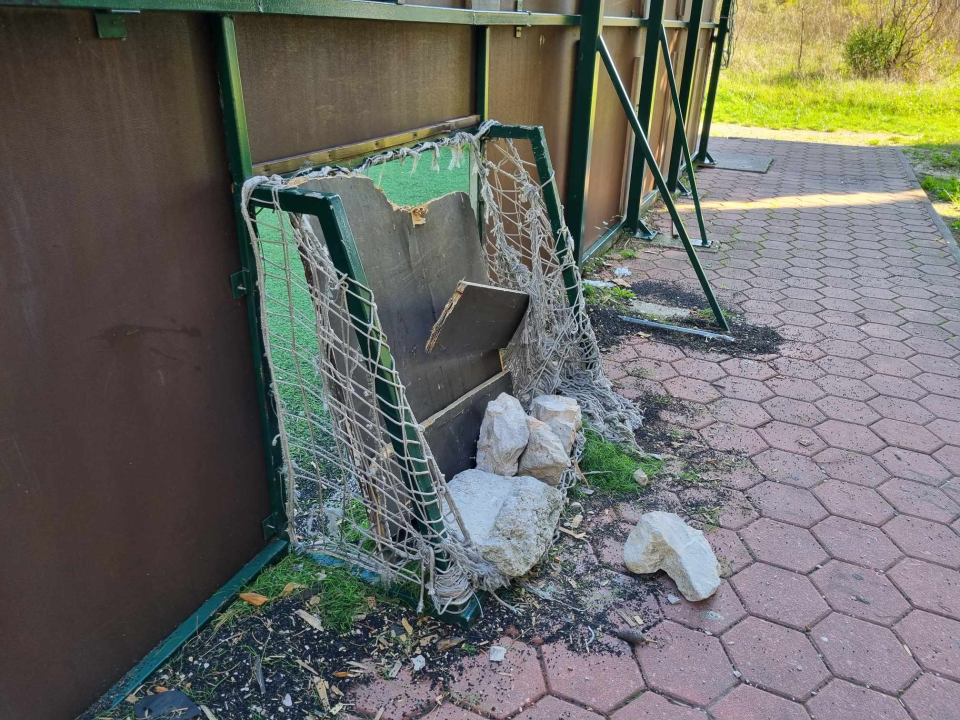 Obnova zvana čežnja: Nogometno igralište u Rasadniku se i dalje raspada