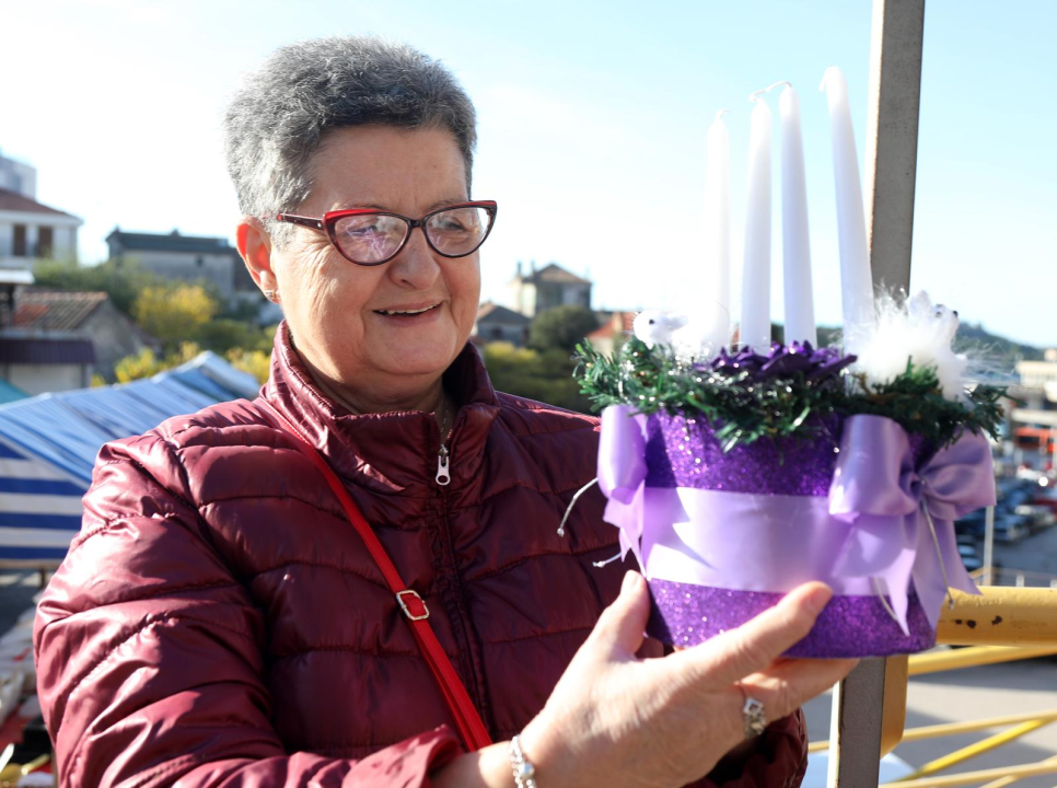 Prvi adventski vijenci stigli na šibensku pijacu 