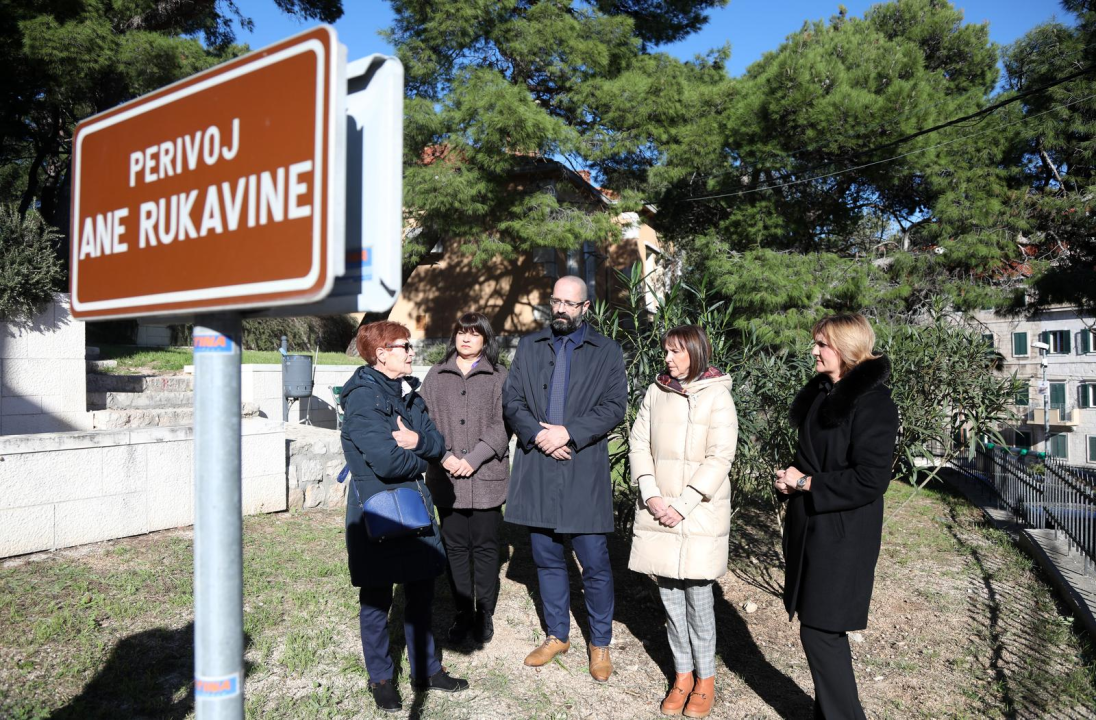 Polaganjem vijenca u Perivoju Ane Rukavine žene HDZ-a prisjetile se prerano preminule novinarke