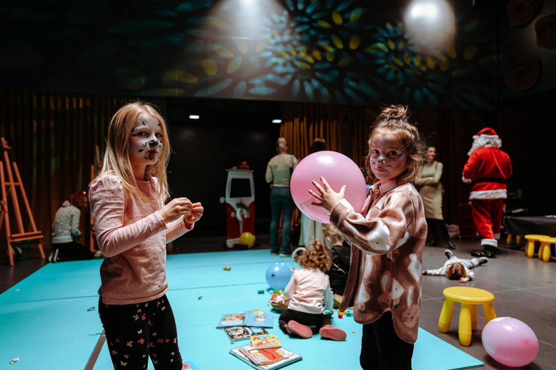 Arsenturica pun pogodak: Djeca uživala u radionicama i predstavi, a posjetio ih je i Djed Božićnjak