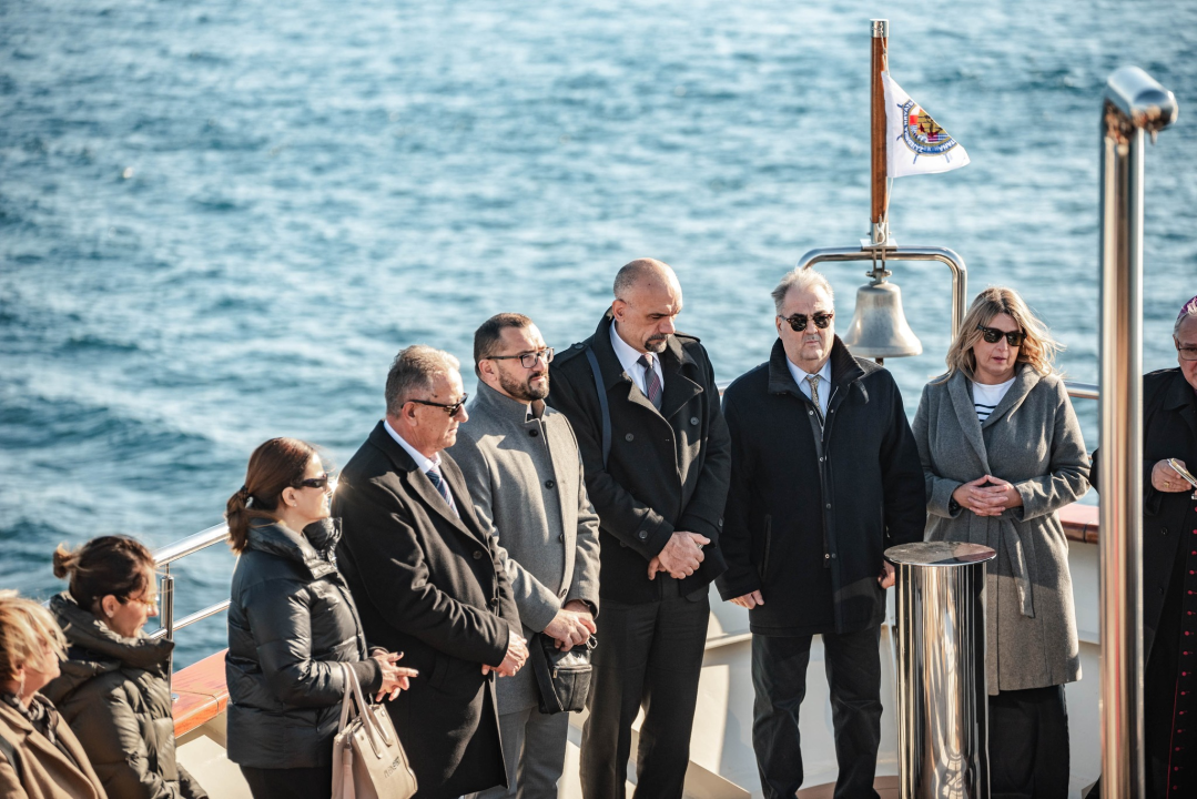 U šibenskom akvatoriju položeni vijenci u čast poginulih i nestalih hrvatskih pomoraca