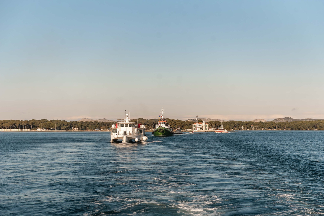 U šibenskom akvatoriju položeni vijenci u čast poginulih i nestalih hrvatskih pomoraca