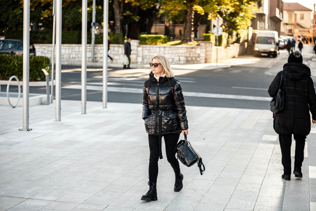 Kako biti trendi i po niskim temperaturama u Šibeniku znaju ove dame!