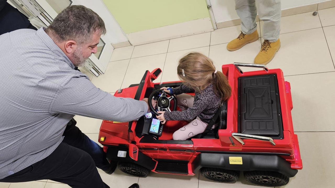 Šibenskoj bolnici doniran električni automobil za najmlađe pacijente: 'Ovo će im izmamiti osmijeh na lice'