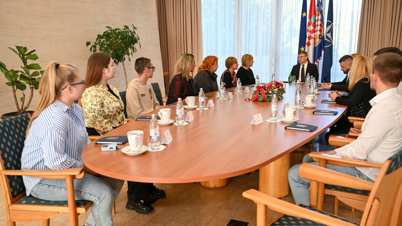 Učenici Medicinske škole na Pantovčaku kod predsjednika Milanovića