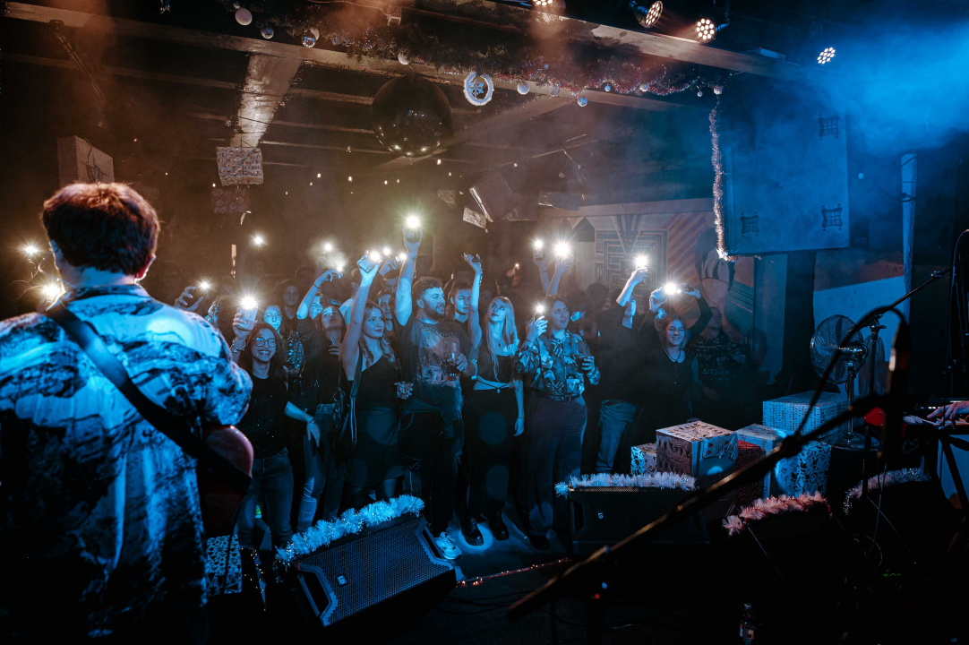 Svemirko sletio u Azimut i synth-pop hitovima rasplesao krcat podij