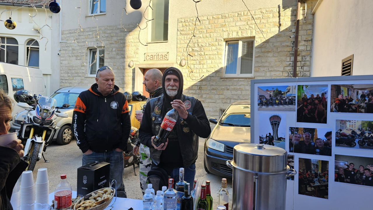Moto klub Adventure Šibenik ispred pučke kuhinje spremio gozbu za potrebite 