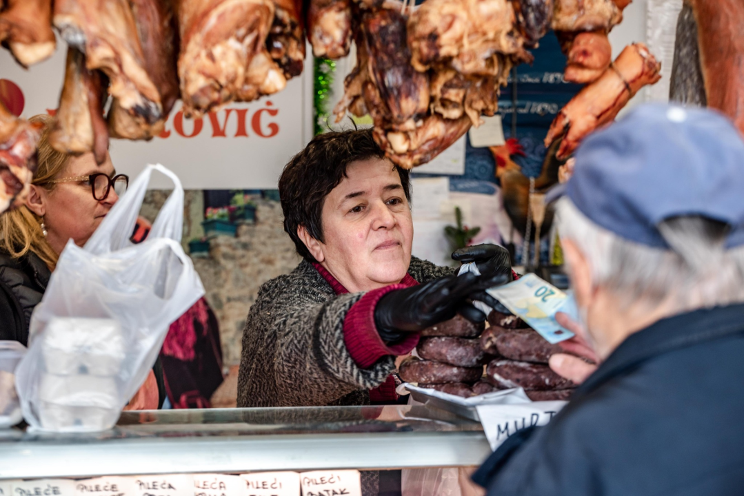 Za blagdane svi žele tuke, pivce i patke: Sve ćete naći na pijaci u Petrović Delikatesama