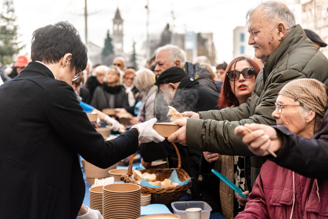 Kod kazališta podijeljeno tisuću porcija bakalara iz mega-teće: Ove godine nije bilo ni stampeda 