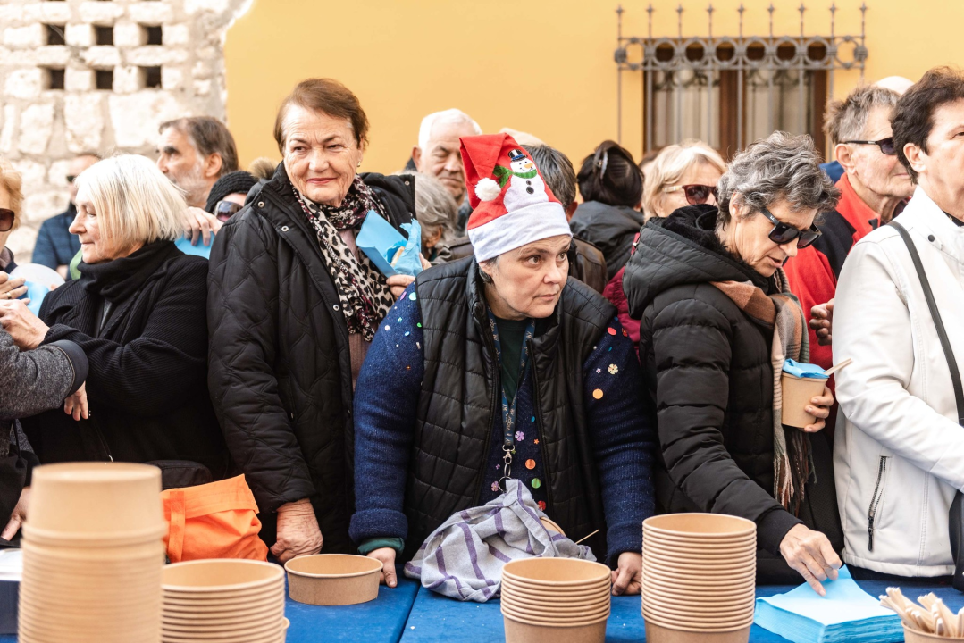 Kod kazališta podijeljeno tisuću porcija bakalara iz mega-teće: Ove godine nije bilo ni stampeda 