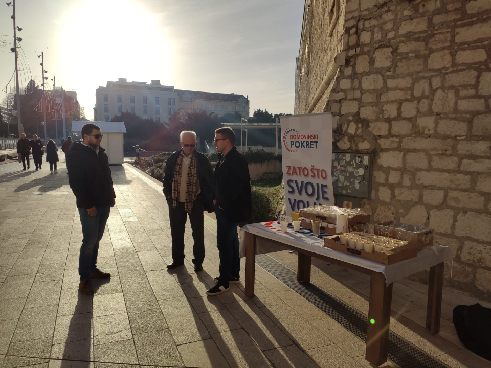 Domovinski pokret na Poljani građanima podijelio 100 porcija fritula
