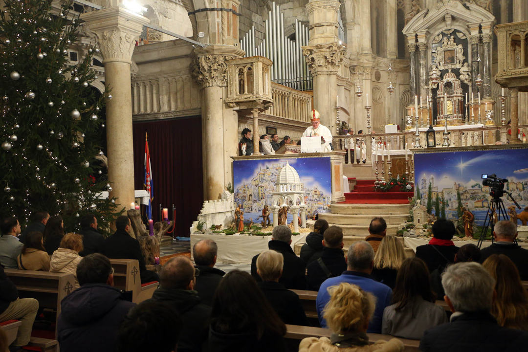 Biskup Rogić predvodio polnoćku u katedrali: 'Treba se odazvati glasu savjesti'