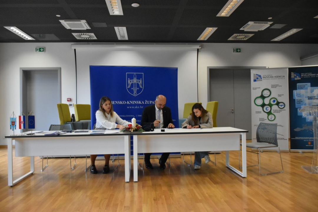 Župan potpisao ugovore s učenicima i studentima koji će primati županijske stipendije