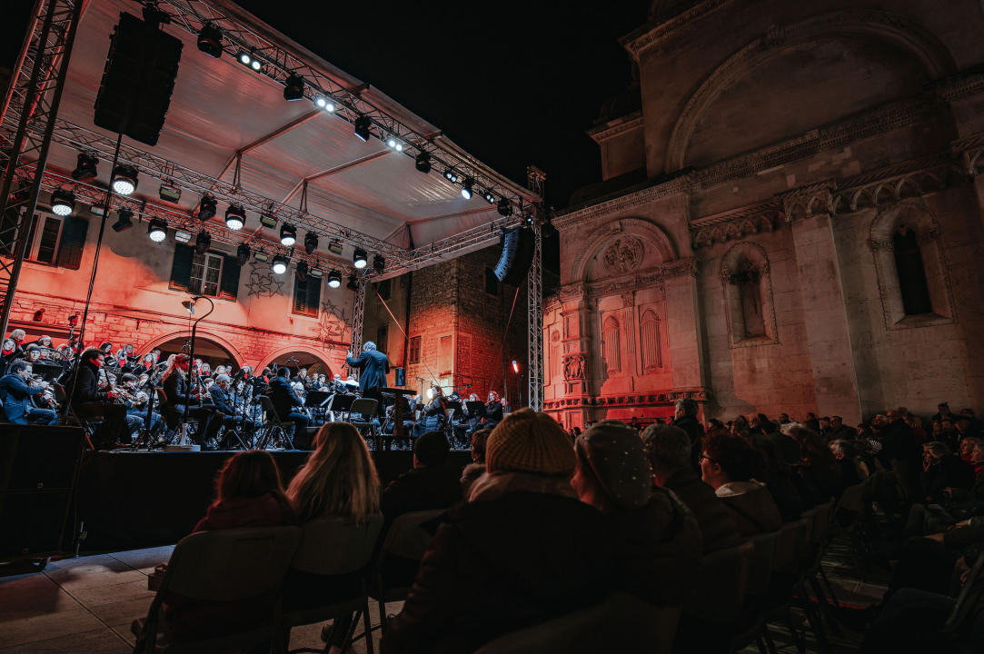 Koncert kod katedrale: Glazba svirala, Kolo pjevalo, Šibenčani uživali