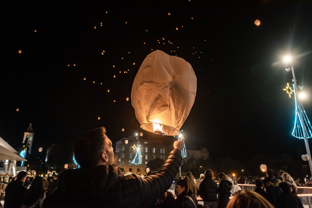Lampioni  dobrih želja obasjali nebo iznad Šibenika