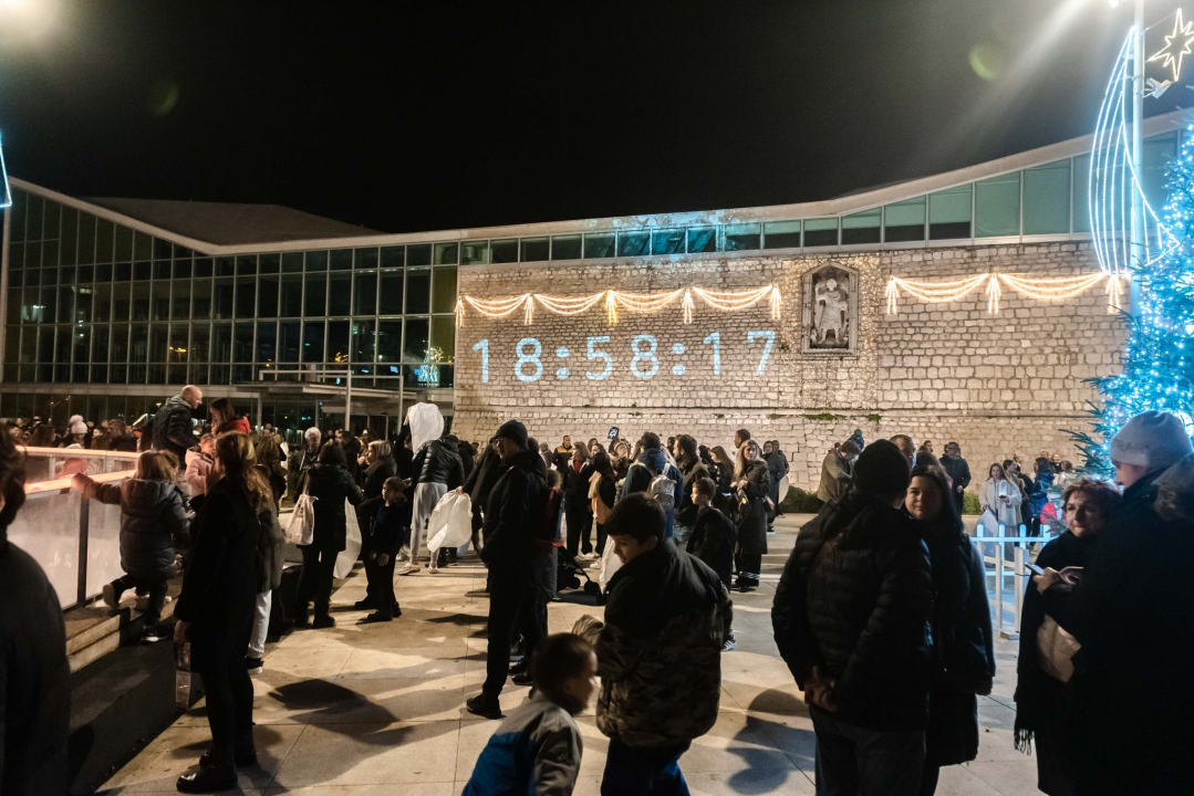 Lampioni  dobrih želja obasjali nebo iznad Šibenika