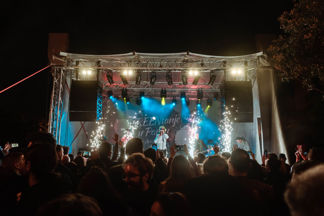 Šibenčani uz Psihomodo Pop rasplesano ispratili staru i dočekali novu godinu