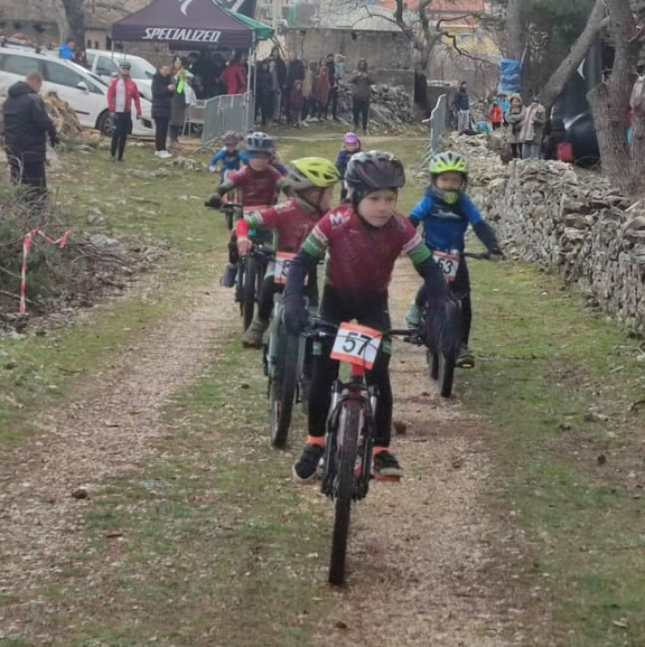 Okupilo se stotinjak natjecatelja: U Vrsnom održana rekreativna brdsko-biciklistička utrka