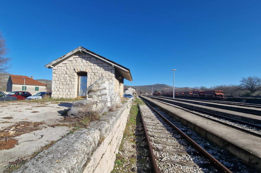 Prošetali smo po legendarnoj željezničkoj stanici Perković, koja je zapravo u Sitnom Donjem