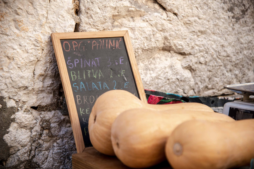 Kristiana je jedina prodavačica na tržnici na Maloj loži: 'Najviše dolaze penzioneri, a mnogima sam i psiholog'