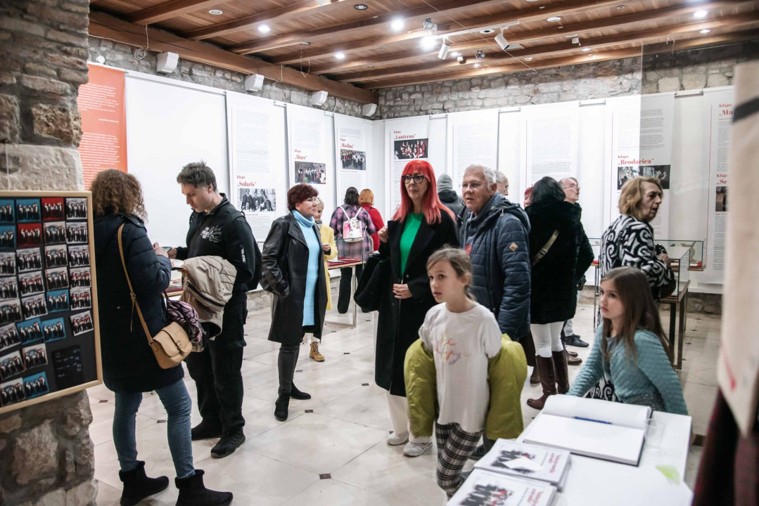 Trčanje, potrage, klape, rock and roll: Noć muzeja u Šibeniku za novu publiku prolazi uz dobar odaziv 