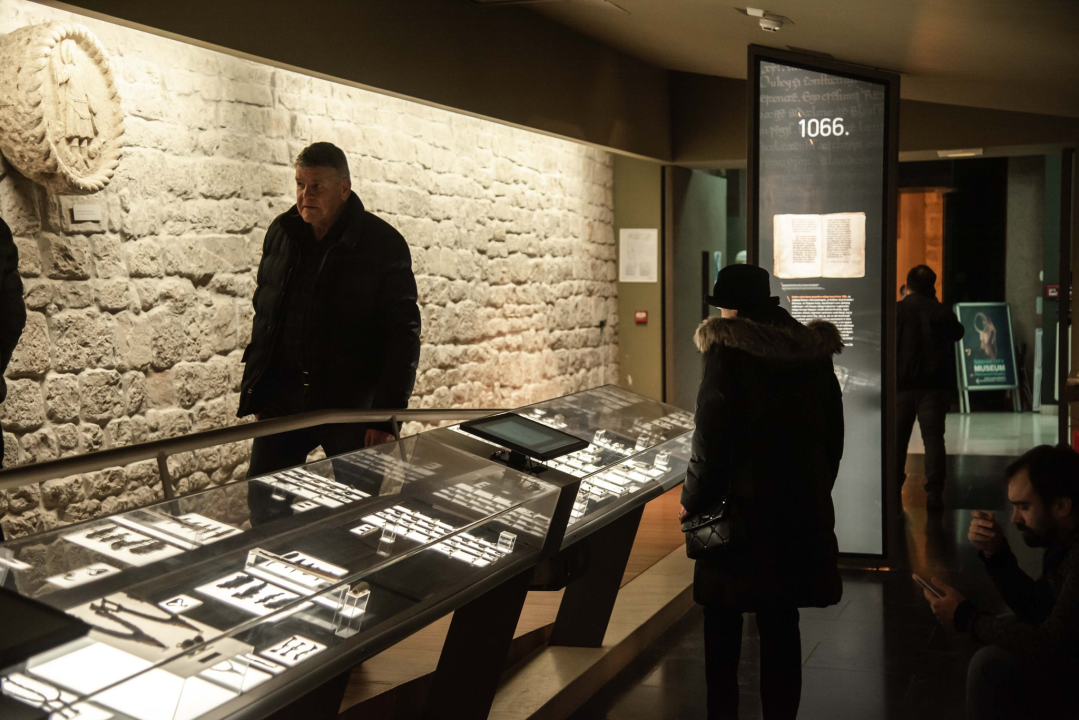 Trčanje, potrage, klape, rock and roll: Noć muzeja u Šibeniku za novu publiku prolazi uz dobar odaziv 