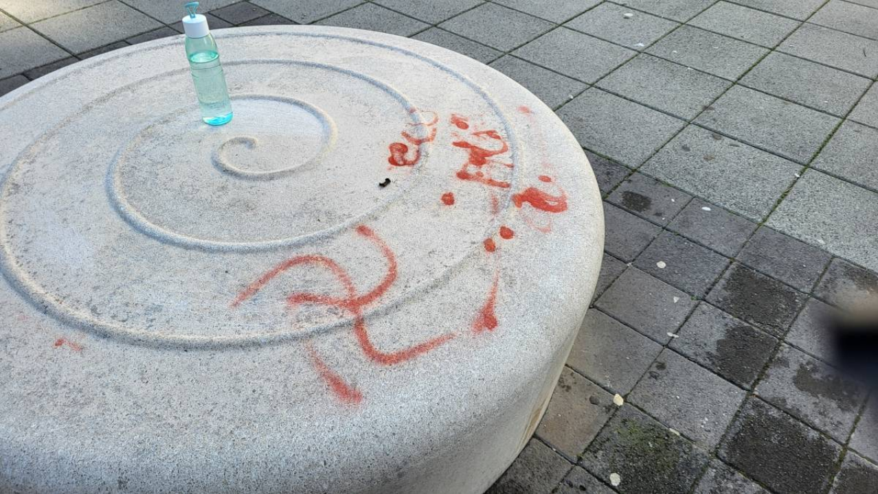 Vandalizam i nacizam na Trgu Dražena Petrovića u Šibeniku