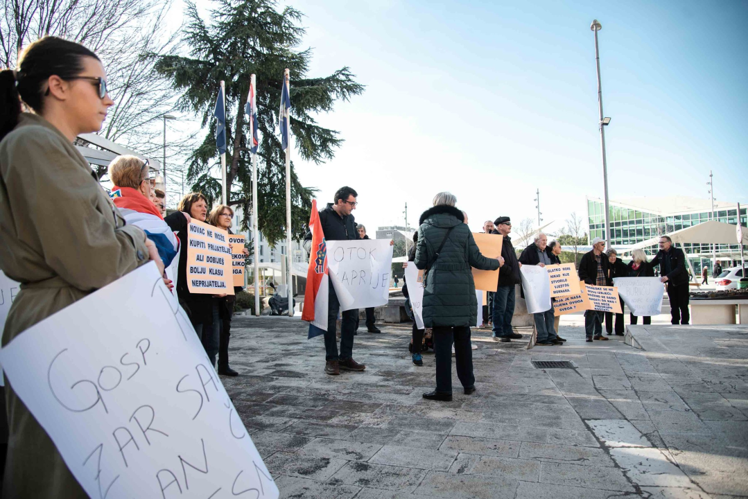 Kaprijani ne odustaju, prosvjedovali ispred gradske uprave: 'Postali smo otok-slučaj radi par usijanih glava'