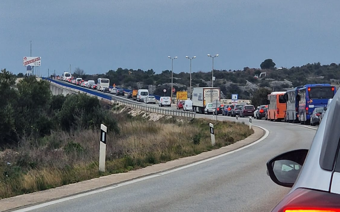 Na magistrali se stvorio 'čep', od pumpe u Njivicama do kraja mosta preko 45 minuta